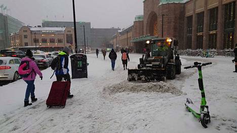 Helsingissä on nyt runsaasti lunta. Forecan mukaan suurinta osaa Suomea suojaa nyt vähintäänkin ohut lumipeite.