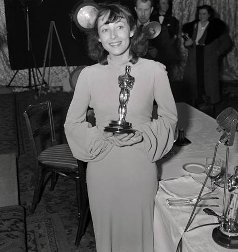 Jo edellisvuonna parhaan naispääosa-Oscarin voittanut Luise Rainer ei uskonut voittavansa toista kertaa peräkkäin, eikä tullut koko gaalaan helmikuussa 1938. Voittajien nimet kuitenkin paljastettiin etukäteen lehdistölle, jolloin studiopomo lähetti kiireesti auton noutamaan Raineria kotoaan. Rainer ei ehtinyt meikata ja oli pukeutunut kirjaimellisesti yöpukuun noutaessaan Oscarinsa. 