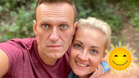 Aleksei Navalnyi poseerasi perjantaina julkaisemassaan kuvassa luonnon helmassa Julia-vaimo kainalossaan.