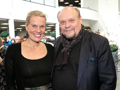 Björkman seurustelee nykyään kirjailija Nina Honkasen kanssa.