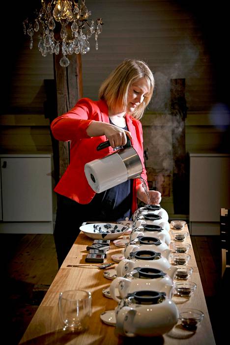 Anna Grotenfelt-Paunonen on ensimmäinen suomalainen, joka on suorittanut International Tea Masters Association -yhdistyksen (ITMA) tea sommelier -tutkinnon.