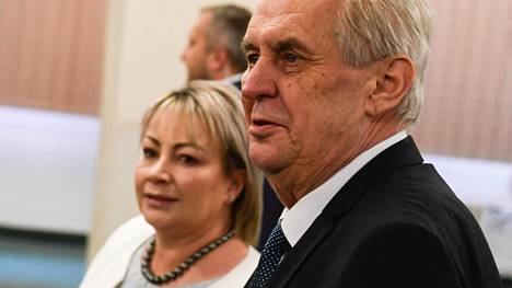 Milos Zeman kävi perjantaina Prahassa äänestämässä vaimonsa Ivana Zemanovin kanssa.