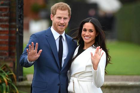 Hovi tiedotti eilen maanantaina prinssi Harryn ja Meghan Marklen kihlautuneen.