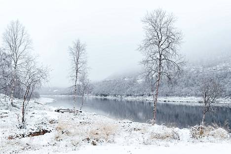 Tenojoen ranta Utsjoen kirkonkylällä lepäsi valkean peitteen alla lokakuussa 2020.