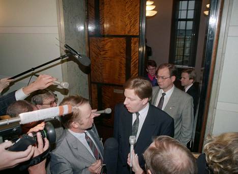 Vuoden 1991 talouskriisin etulinjassa toimivat muun muassa pääministeri Esko Aho (kesk) ja valtiovarainministeri Iiro Viinan (kok).