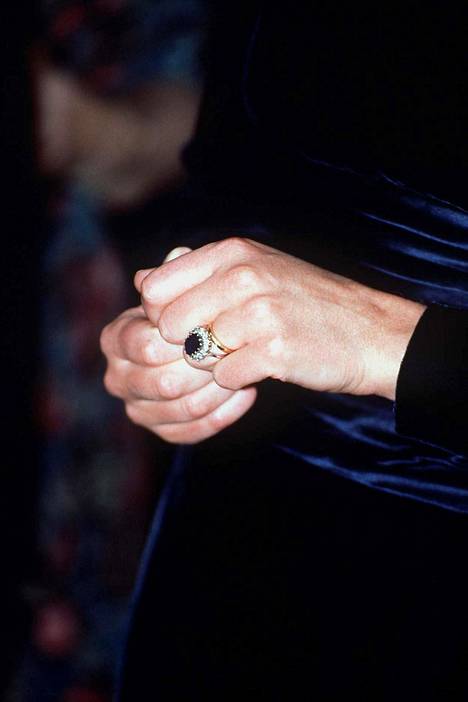 casual trader Sherlock Holmes Paljastuksia kulisseista: Kuninkaalliset tyrmistyivät nähdessään prinsessa  Dianan kihlasormuksen – pitivät safiirikorua aivan liian vaatimattomana -  Viihde - Ilta-Sanomat
