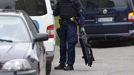 Poliisien hihoissa näkyvät kielletyt Suomen liput herättävät kysymyksiä –  poliisitarkastaja: ”Siihen on puututtu, mutta lopputulos ei ole tyydyttävä”  - Kotimaa - Ilta-Sanomat