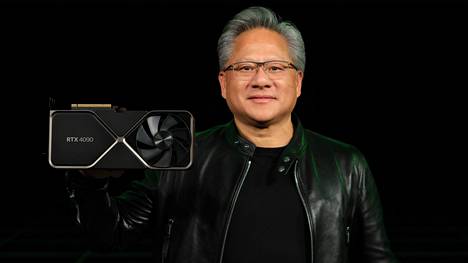 Nvidian toimitusjohtaja Jen-Hsun Huang esitteli yhtiön uuden RTX 4090 -tehonäytönohjaimen.