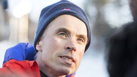 Norjan hiihtovalmentajaa Vidar Löfshusia odottaa maan lajijohdon puhuttelu.