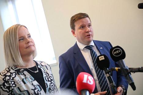 Puolueen puheenjohtaja Riikka Purra ja eduskuntaryhmän puheenjohtaja Ville Tavio kertoivat perussuomalaisten äänestystuloksesta torstaina eduskunnassa.