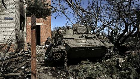 Hylätty venäläispanssari maanantaina Mala Rogan kylässä Harkovan itäpuolella.