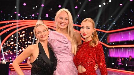 Petra Hämäläinen (keskellä) kruunattiin lauantaina uudeksi Miss Suomeksi. Adelaide Botty van den Bruele (vasen) ja Nana Partanen kruunattiin perintöprinsessoiksi. 