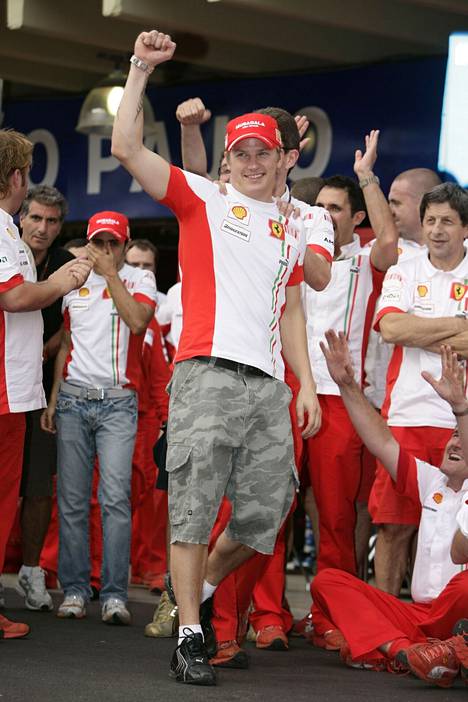 Brasilian GP ja koko F1-kausi 2007 päättyi mestaruusjuhliin Ferrarin varikolla.