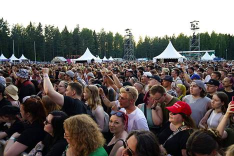 Yleisöä Kornin keikalla Provinssi-festivaalilla Seinäjoella 30. kesäkuuta 2022. 