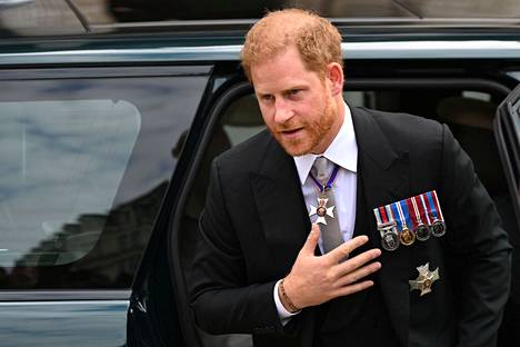 Prinssi Harry oli pukeutunut pukukoodin mukaisesti juhla-asuun ja arvomerkkeihin.