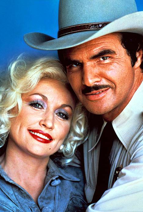 Dolly Partonilla uskotaan olleen suhde Burt Reynoldsin kanssa Texasin parhaan pikku porttolan kuvausten aikoihin, mutta Parton ei ole koskaan vahvistanut suhdehuhuja. Hän on kuitenkin sanonut elokuvan tekemisen olleen suorastaan painajaismainen kokemus.