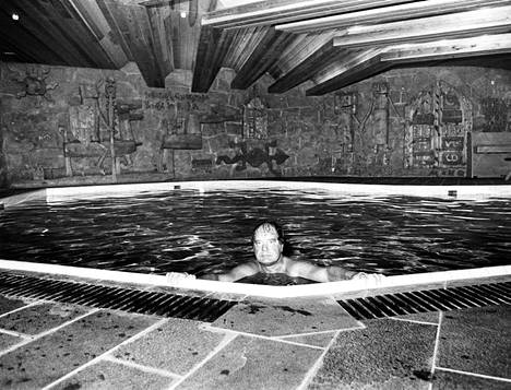 Villa Urpon alakerrassa on 16 metriä pitkä uima-allas. Urpon bileissä joku heitettiin tai molskahti vahingossa vaatteet päällä altaaseen. Urpo ei siitä pitänyt. Altaaseen piti mennä suihkun kautta.