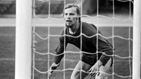 Todellinen moniosaaja Vesa-Matti Loiri pelasi myös jalkapallomaalivahtina. 
