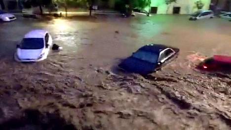 Tulvat veivät mukanaan myös autoja.