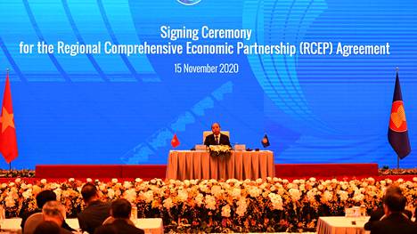 Vietnamin pääministeri Nguyen Xuan Phuc RCEP-sopimuksen allekirjoitusseremoniassa Hanoissa sunnuntaina.