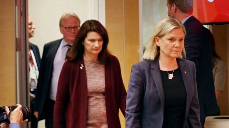 Ruotsin sosiaalidemokraatit kertoivat kantansa Naton jäsenyyteen sunnuntaina 15. toukokuuta Tukholmassa. Ruotsin pääministeri Magdalena Andersson, ulkoministeri Ann Linde ja puolustusministeri Peter Hultqvist. 