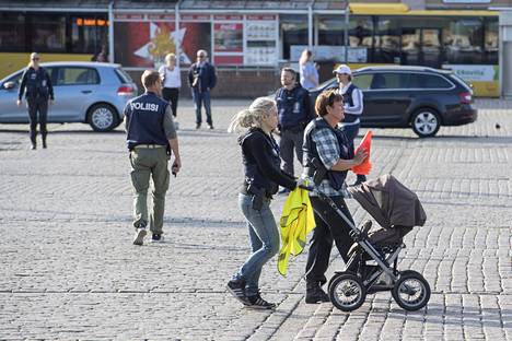 Poliisin rekonstruoi puukotustilanteen Turun kauppatorilla.