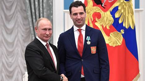 Roman Rotenberg viihtyy Vladimir Putinin seurassa.