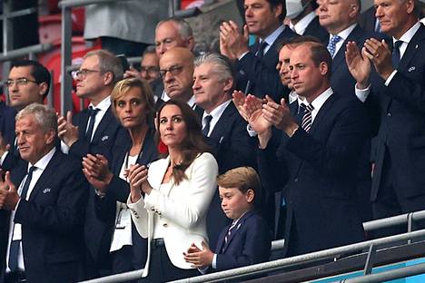 Cambridgen herttuapari ja prinssi George seurasivat EM-finaalia Wembleyllä.