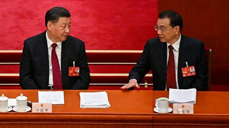 Presidentti Xi Jinping ja pääministeri Li Keqiang kansankongressin avausistunnossa. 