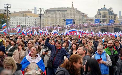 Sosiaalisessa mediassa liikkuneiden tietojen mukaan yleisöä oli rohkaistu tuomaan mukanaan Venäjän lippuja.