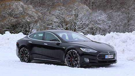 Tesla Model S:llä pääsee yhden latauksen turvin pitkälle myös talvella. Arkistokuva. 