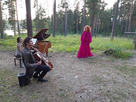 Muotokuvan paljastamistilaisuudessa kuultiin myös klassista musiikkia, kun sellisti Jussi Makkosen ja pianisti Nazig Azezian soittivat muun muassa Finlandia -kappaleen.