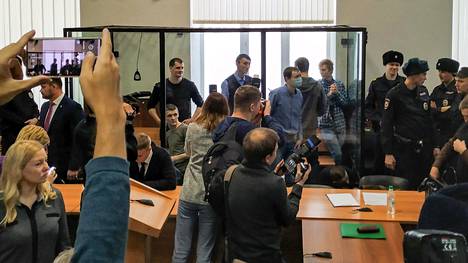 Tältä näyttävät nuoret miehet, joiden piti Venäjän turvallisuuspalvelun mukaan yrittää kaataa Vladimir Putinin valta terrori-iskuin keväällä 2018. ”Verkostoksi” kutsutun ryhmän jäsenille luettiin tuomiot maanantaina Penzan kaupungissa Keski-Venäjällä.