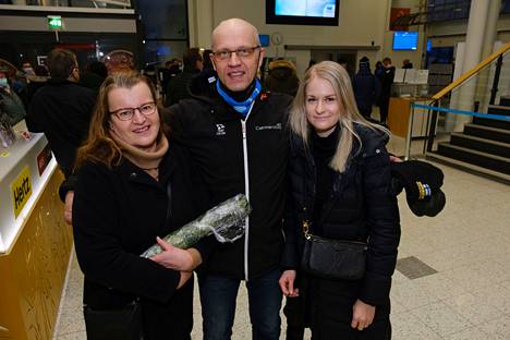 Saana Niskanen saapui lentokentälle yhdessä miehensä vanhempiensa kanssa.