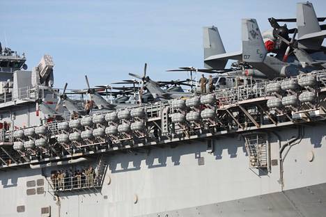 USS Kearsargen tehtävä on tukea merijalkaväen operaatioita maassa. Se toimii lentotukikohtana.