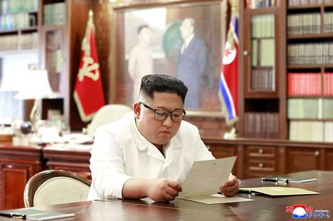 Pohjois-Korean valtion uutistoimiston kesäkuussa 2019 julkaisemassa kuvassa Kim Jong-unin kerrottiin lukevan Trumpilta saamaansa ”henkilökohtaista kirjettä”.