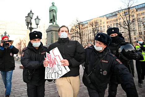 Satoja mieltä osoittavia pidätettiin Venäjällä ”laittomissa mielenosoituksissa”. Tällaisia Putin-vastaisia kylttejä ei torstai-iltana valtiollisten medioiden uutisoinnissa näkynyt.