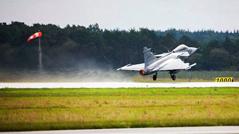 Suomen ilmavoimien Hornet-lentäjät harjoittelivat yhdessä Ruotsin Gripen -lentäjien kanssa Gotlannin saaren Visbyn tukikohdassa vuonna 2016.