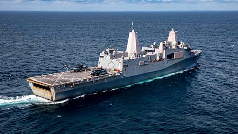 USS Arlington kuvattuna lokakuussa 2021 Atlantin valtamerellä.
