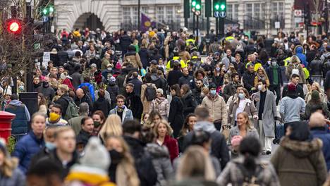 Lontoossa koronavirustartuntojen määrä on kääntynyt taas selvään nousuun. Kuvassa Lontoon keskustan lauantairuuhkaa 12. joulukuuta 2020.