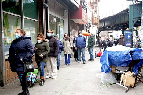 Ihmiset jonottivat apteekkiin Etelä-Bronxissa. Monet apteekit päästävät sisään vain rajatun määrän asiakkaita kerrallaan.