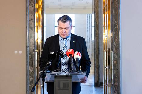 Puolustusministerinä alkuvuodesta toiminut Mikko Savola kyselee Marinin suhteellisuudentajun perään.