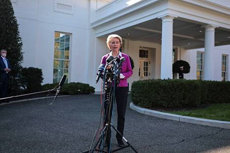 Ursula von der Leyen puhui toimittajille keskiviikkona Washingtonissa presidentti Joe Bidenin tapaamisen jälkeen.