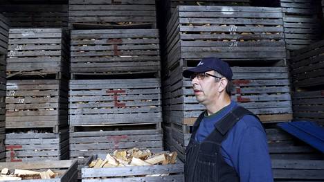 Euralainen puukauppias Pekka Rinne kertoo klapikysynnän kasvaneen viime aikoina roimasti.