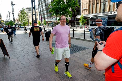 Antti Mäkinen on tullut tunnetuksi kyvyistään jääkiekkoselostajana. Viime kesänä hän hävisi vedonlyönnissä ja käveli sen vuoksi Tampereen keskustan takaperin ympäri.