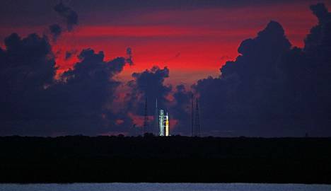 Maailman voimakkain kantoraketti odottaa jo moottoriensa käynnistystä. SLS Block I:n  laukaisualusta on Kennedyn avaruuskeskuksen 39B, jota käytettiin historiallisiin Apollo-lentoihin.
