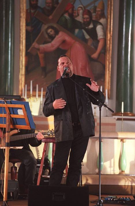 Vesa- Matti Loiri joulukonsertissa Heinolan maaseurakunnan kirkossa vuonna 1999.