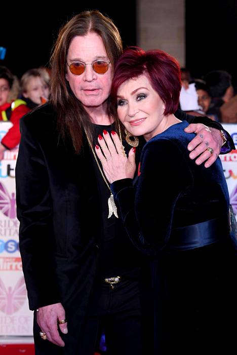 Ozzy ja Sharon Osbourne poseerasivat punaisella matolla.