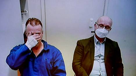 Harri Puhjo peitti kasvonsa vangitsemisoikeudenkäynnissä helmikuussa.