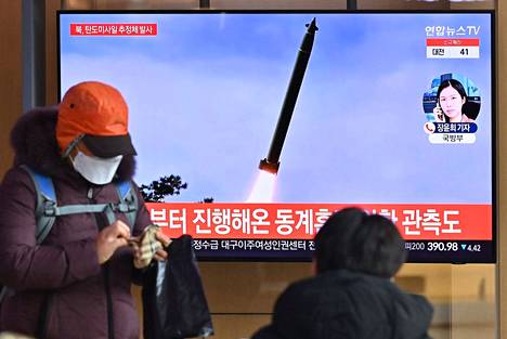 Rautatieasemalla Etelä-Korean Soulissa katsotaan 5. tammikuuta 2022 uutislähetystä, jossa kerrotaan Pohjois-Korean ohjuskokeesta.